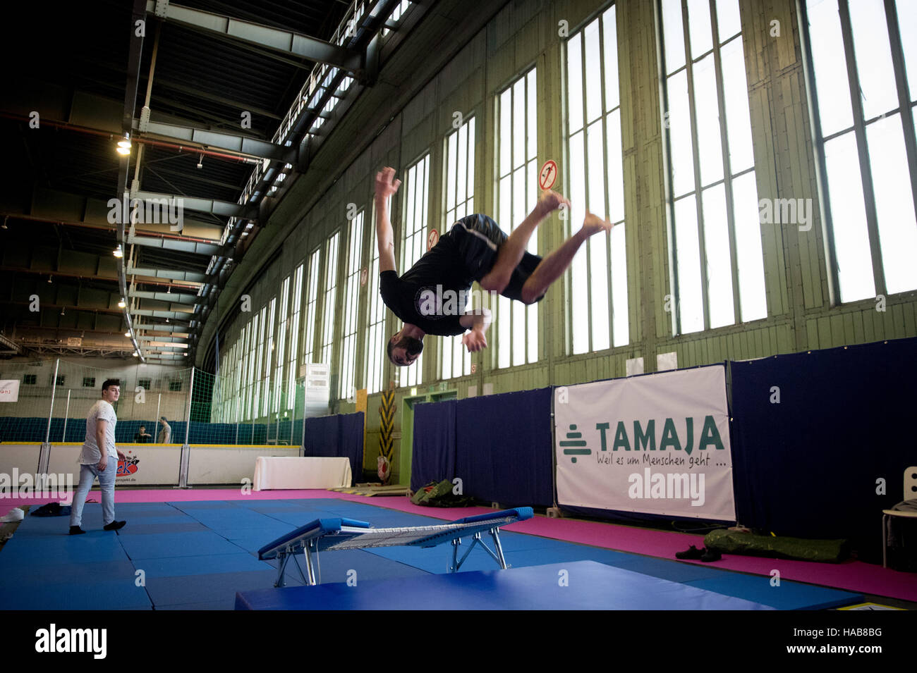 Trampolinsprünge Stockfotos und -bilder Kaufen - Alamy