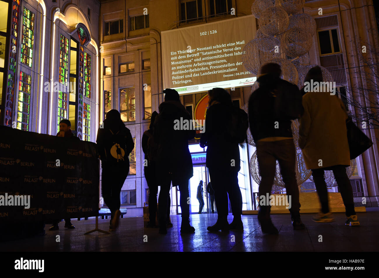 Berlin, Deutschland. 28. November 2016. Informationen über Anti-Semite Verbrechen und Vorfälle auf der Friedrichstadt-Palast im Rahmen einer Lichtinstallation der Amadeu Antonio Stiftung in Berlin, Deutschland, 28. November 2016 projiziert werden. Foto: Maurizio Gambarini/Dpa/Alamy Live News Stockfoto