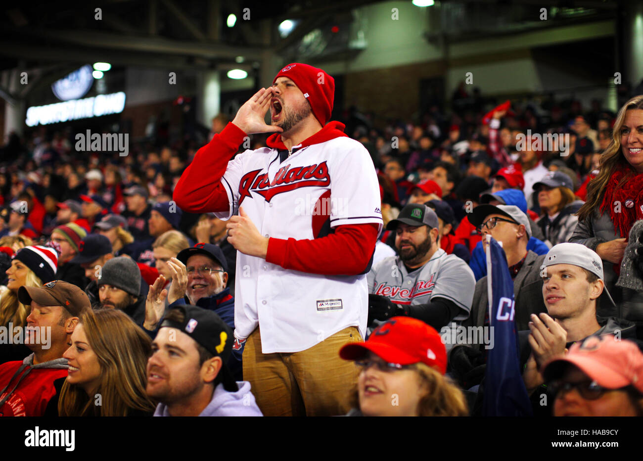 Cleveland, OH, USA. 27. August 2015. CLEVELAND, OH - OKTOBER. Ein indischer Fan Jubel während einer Uhr Party im Progressive Field für Spiel 5 der World Series zwischen den Cleveland Indians und die Chicago Cubs. © Michael F. Mcelroy/ZUMA Draht/Alamy Live-Nachrichten Stockfoto