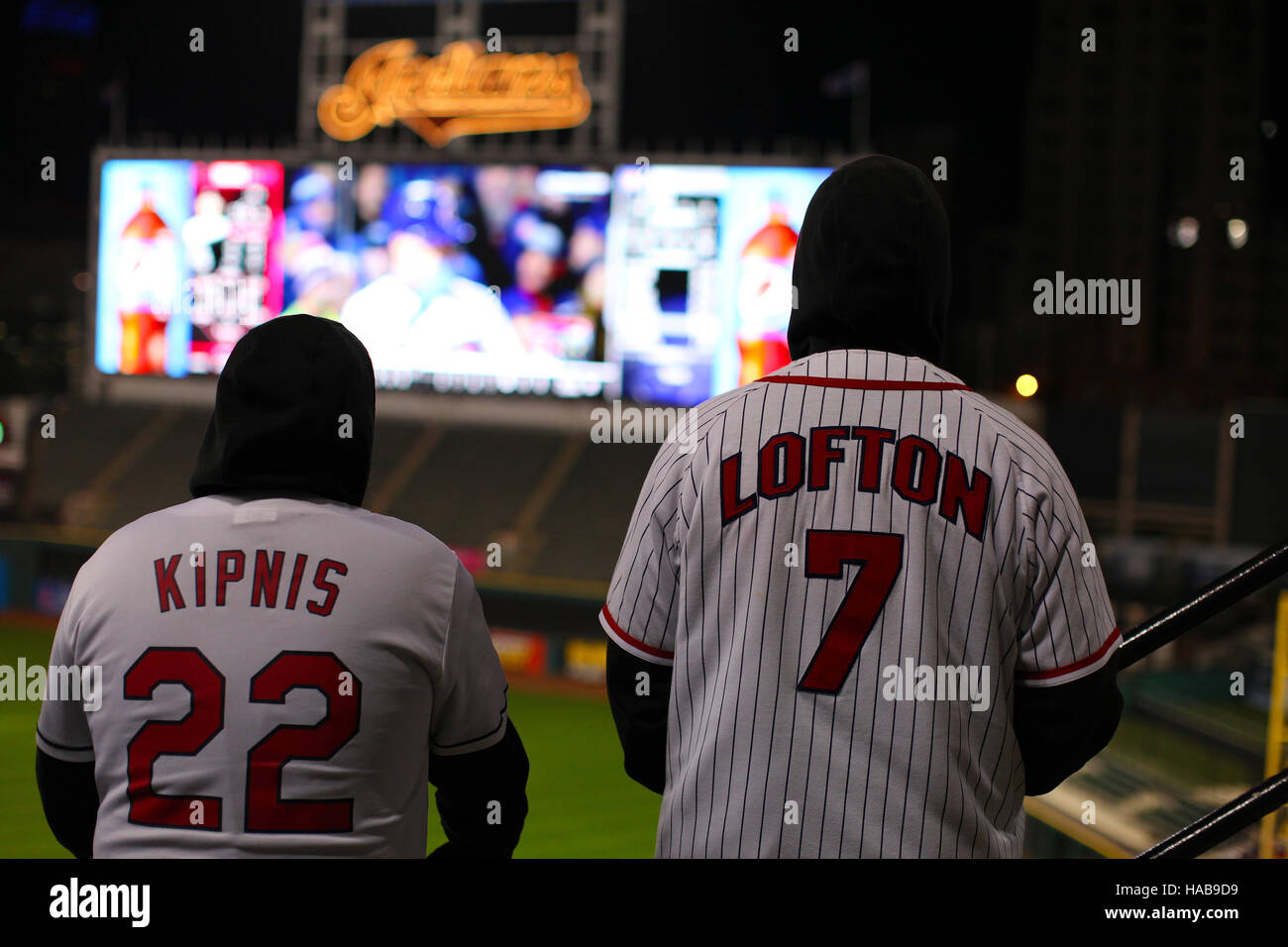 Cleveland, OH, USA. 30. Oktober 2016. CLEVELAND, OH - 26. OKTOBER. Indianer-Fans schauen Spiel 5 der World Series bei Progressive Field in der Innenstadt von Cleveland. (Michael F. McElroy © Michael F. Mcelroy/ZUMA Draht/Alamy Live-Nachrichten Stockfoto