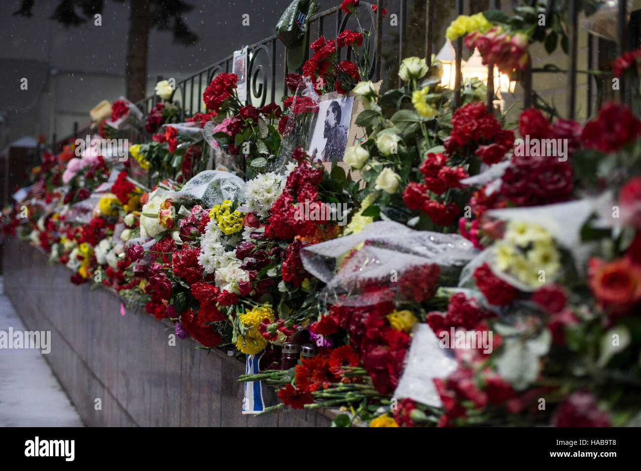Moskau, Russland. 28. November 2016. Blumen, Zigarren und Fotografien, dass Menschen, die ihren Tribut zollen kubanischen Revolutionsführer Fidel Castro bei der kubanischen Botschaft in Moskau, Russland, am 28. November 2016 gesehen werden. Kubanische Revolutionsführer Fidel Castro starb am Freitag im Alter von 90 Jahren. Bildnachweis: Oleg Brusnikin/Xinhua/Alamy Live-Nachrichten Stockfoto