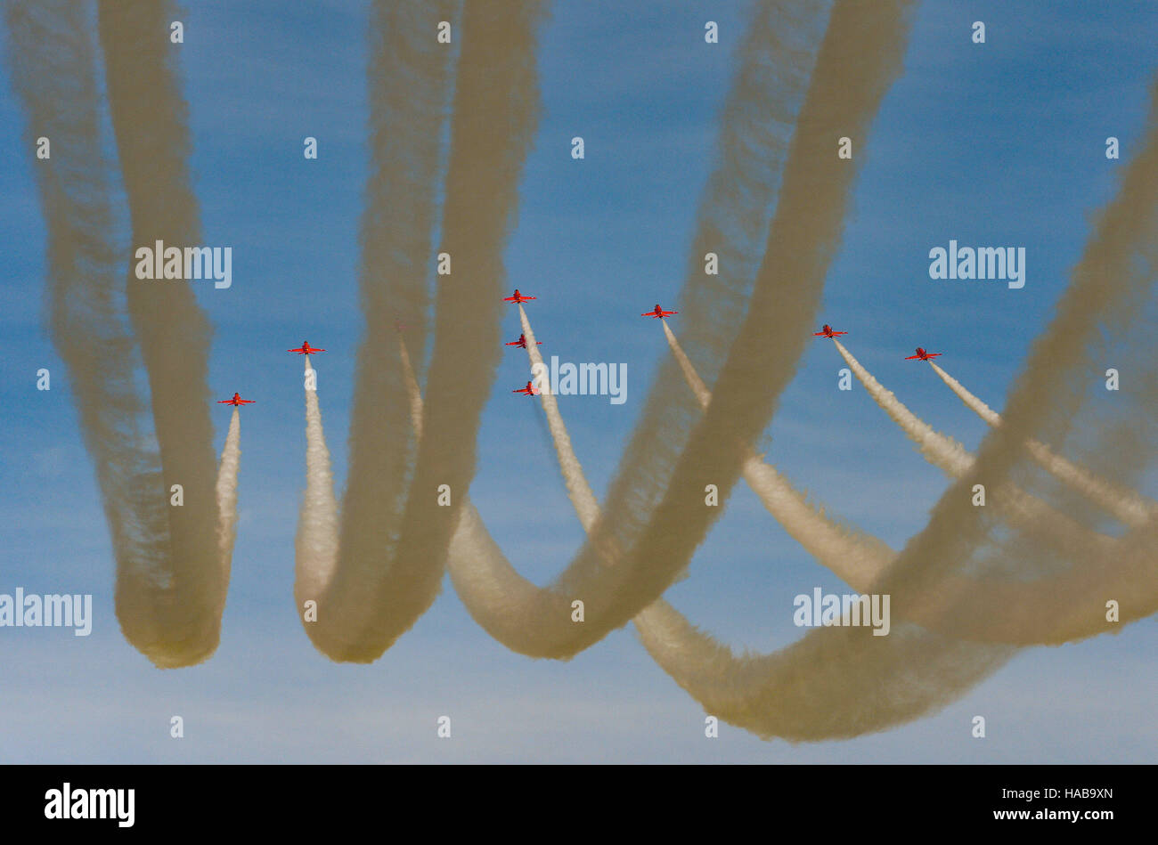 Kuwait-Stadt, Kuwait. 28. November 2016. Die britische Royal Air Force Red Arrows fliegen Display Team führt in der Nähe von Kuwait Tower in Kuwait-Stadt, Kuwait, am 28. November 2016. Bildnachweis: Noufal Ibrahim/Xinhua/Alamy Live-Nachrichten Stockfoto