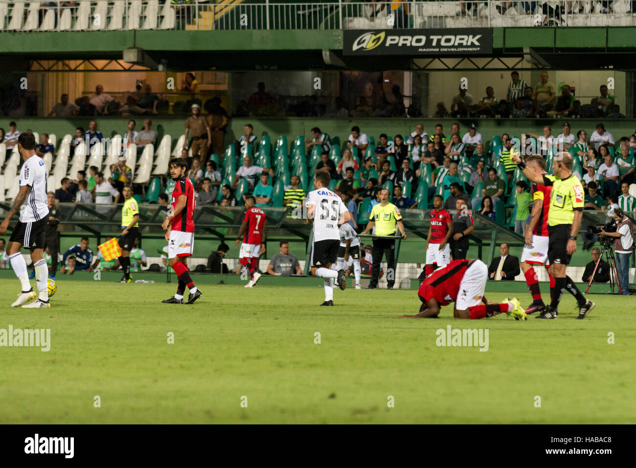 Curitiba, Brasilien. 28. November 2016. Brief von £ gelb für Coritiba, Hemd 8 Vinicius für Coritiba PR x VitÃ³ria BA, ab vÃ¡lida durch 37Âª Runde der Meisterschaft, statt in EstÃ¡dio Couto Pereira in Curitiba, PR. © Reinaldo Reginato/FotoArena/Alamy Live-Nachrichten Stockfoto