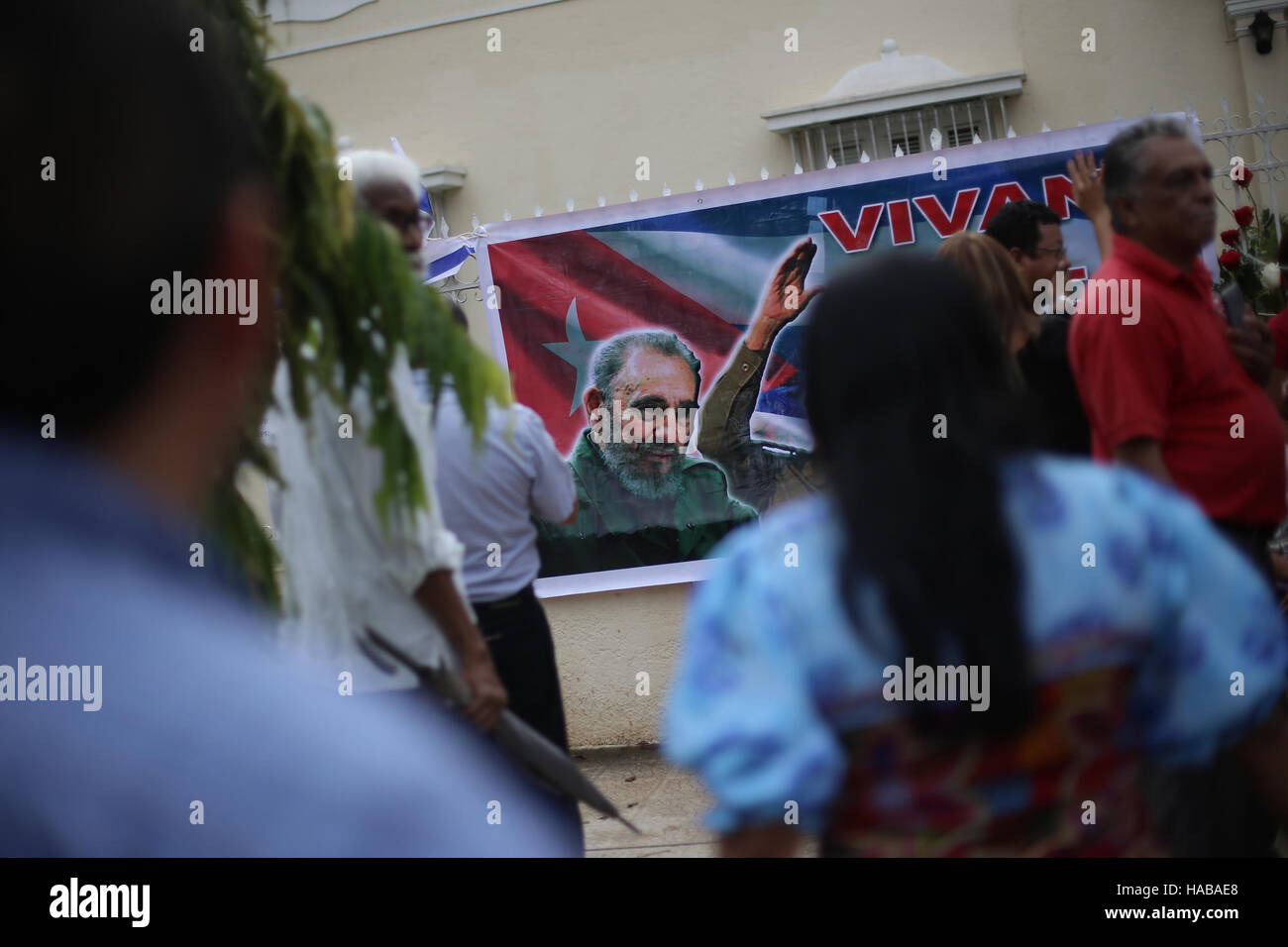 Panama City, Panama. 28. November 2016. Menschen richten, um Nachrichten für kubanische Revolutionsführer Fidel Castro bei der kubanischen Botschaft in Panama-Stadt, Hauptstadt von Panama, am 28. November 2016 zu lassen. Kubanische Revolutionsführer Fidel Castro starb am Freitag im Alter von 90 Jahren. © Mauricio Valenzuela/Xinhua/Alamy Live-Nachrichten Stockfoto