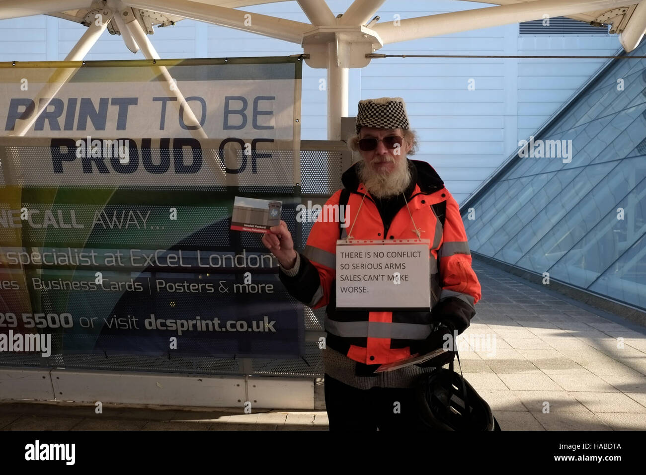 London, UK. 29. November 2016. Kampagne Gruppen Againest die Arme Handel Protest vor dem Excel Exhibition Centre und protest über Hewlett-Packard-Computer liefert Israel mit Tech für Checkpoints, biometrische Personalausweise Überwachung Datenbanken Credit: Claire Doherty/Alamy Live News Stockfoto