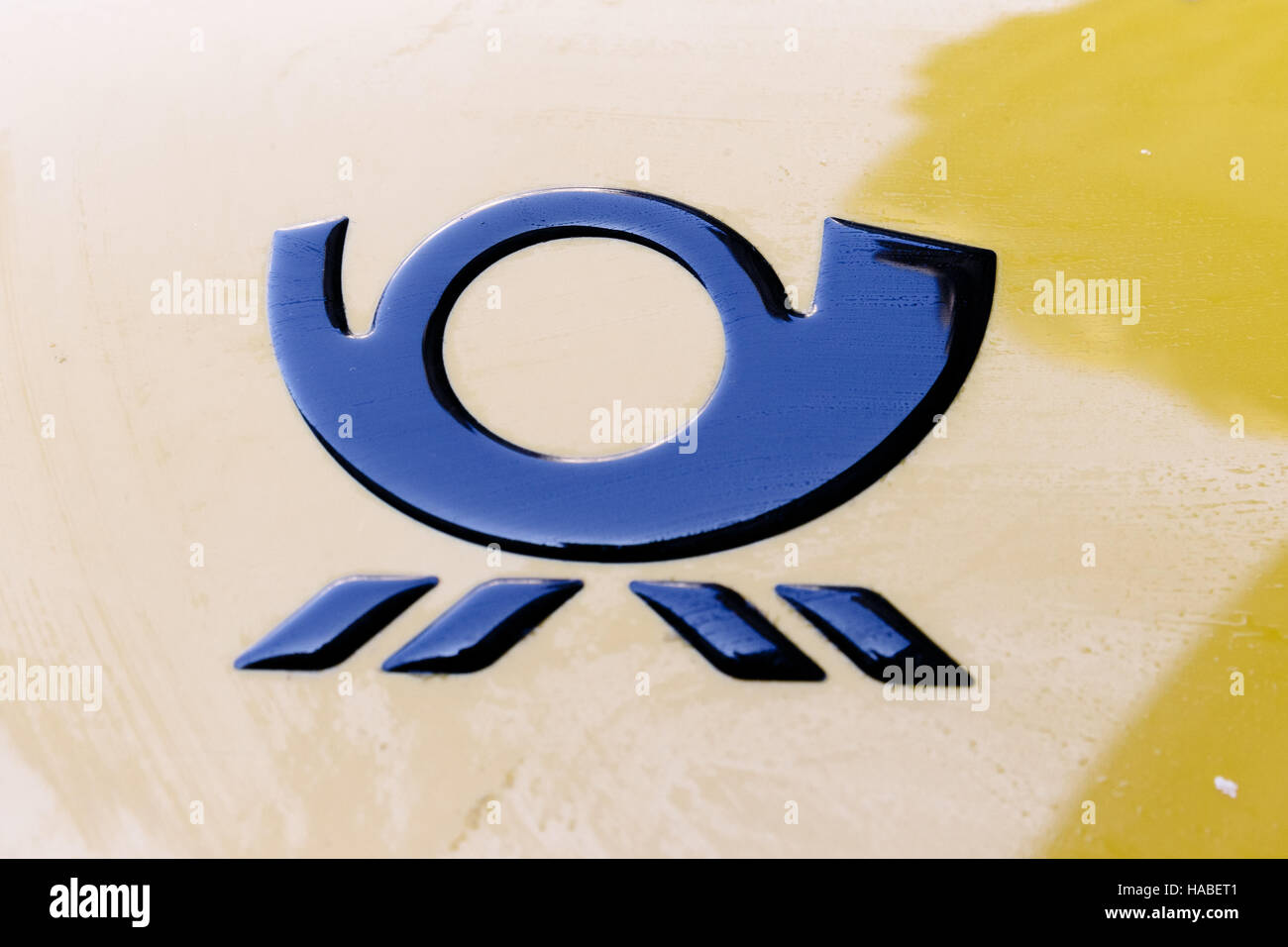 Hamburg, Deutschland. 29. November 2016. Das Signalhorn Logo von Deutsche Post DHL auf einem Null Emission Straße Roller für Paketlieferungen in Hamburg, Deutschland, 29. November 2016 verwendet. Das Unternehmen setzt 30 Straße Roller ab sofort und plant, seine gesamte Flotte von Lieferwagen für e-Fahrzeuge schnell zu konvertieren. Foto: Markus Scholz/Dpa/Alamy Live News Stockfoto