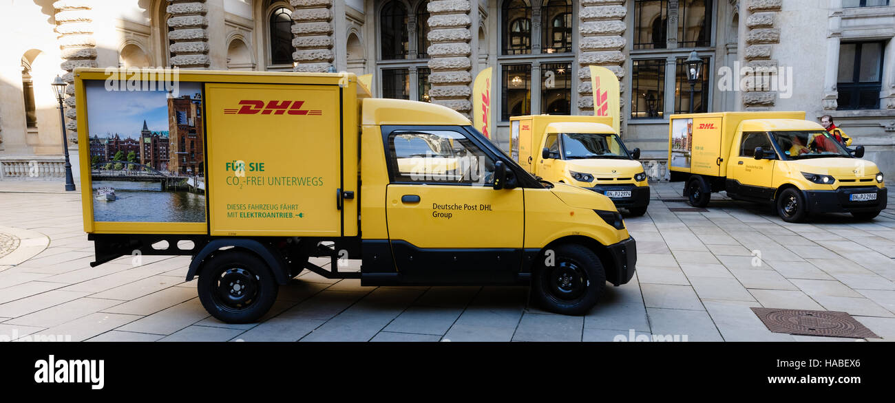 Hamburg, Deutschland. 29. November 2016. Null-Emissions-Paket Lieferfahrzeuge im Besitz des deutsches Firma Post DHL in Hamburg, Deutschland, 29. November 2016. Das Unternehmen hat 30 Fahrzeuge, bekannt als StreetScooters, Inbetriebnahme eingeführt; auf den Übergang zu einer 100 % Carbon neutral Flotte in Zukunft geplant. Foto: Markus Scholz/Dpa/Alamy Live News Stockfoto