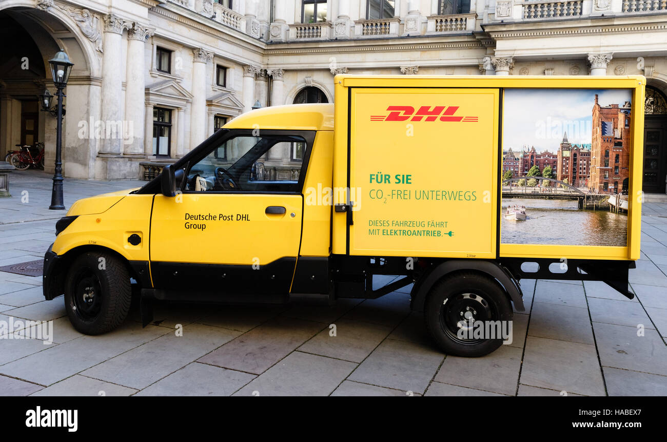 Hamburg, Deutschland. 29. November 2016. Null-Emissions-Paket Lieferfahrzeuge im Besitz des deutsches Firma Post DHL in Hamburg, Deutschland, 29. November 2016. Das Unternehmen hat 30 Fahrzeuge, bekannt als StreetScooters, Inbetriebnahme eingeführt; auf den Übergang zu einer 100 % Carbon neutral Flotte in Zukunft geplant. Foto: Markus Scholz/Dpa/Alamy Live News Stockfoto