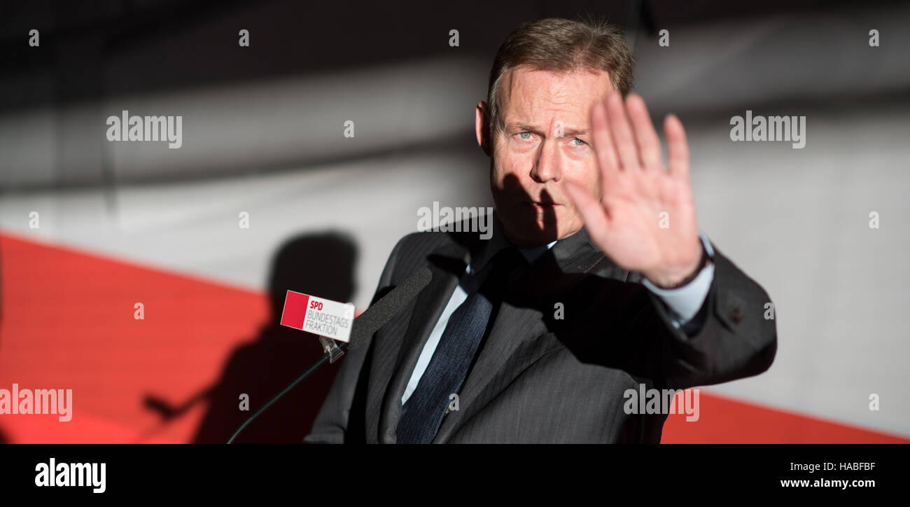 Berlin, Deutschland. 29. November 2016. Thomas Oppermann, Vorstandsvorsitzender der Parlimentary Sozialdemokratische Partei Deutschlands (SPD), hält eine Ansprache während der Caucus-Sitzung der SPD in Berlin, Deutschland, 29. November 2016. Foto: Bernd von Jutrczenka/Dpa/Alamy Live News Stockfoto