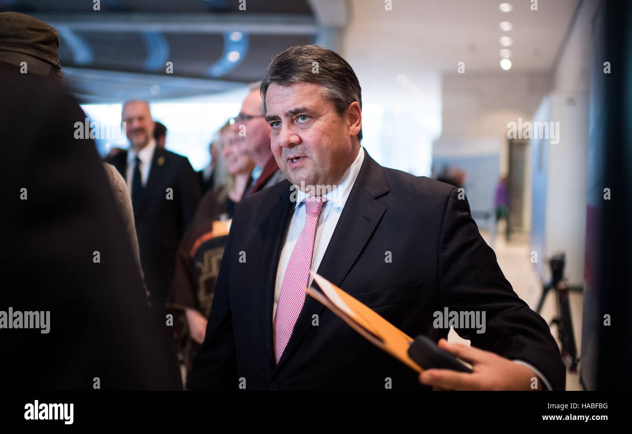 Berlin, Deutschland. 29. November 2016. Kopf der Sozialdemokratischen Partei Deutschlands (SPD) und Bundesminister für Wirtschaft Sigmar Gabriel kommt bei der Caucus-Sitzung der SPD in Berlin, Deutschland, 29. November 2016. Foto: Bernd von Jutrczenka/Dpa/Alamy Live News Stockfoto