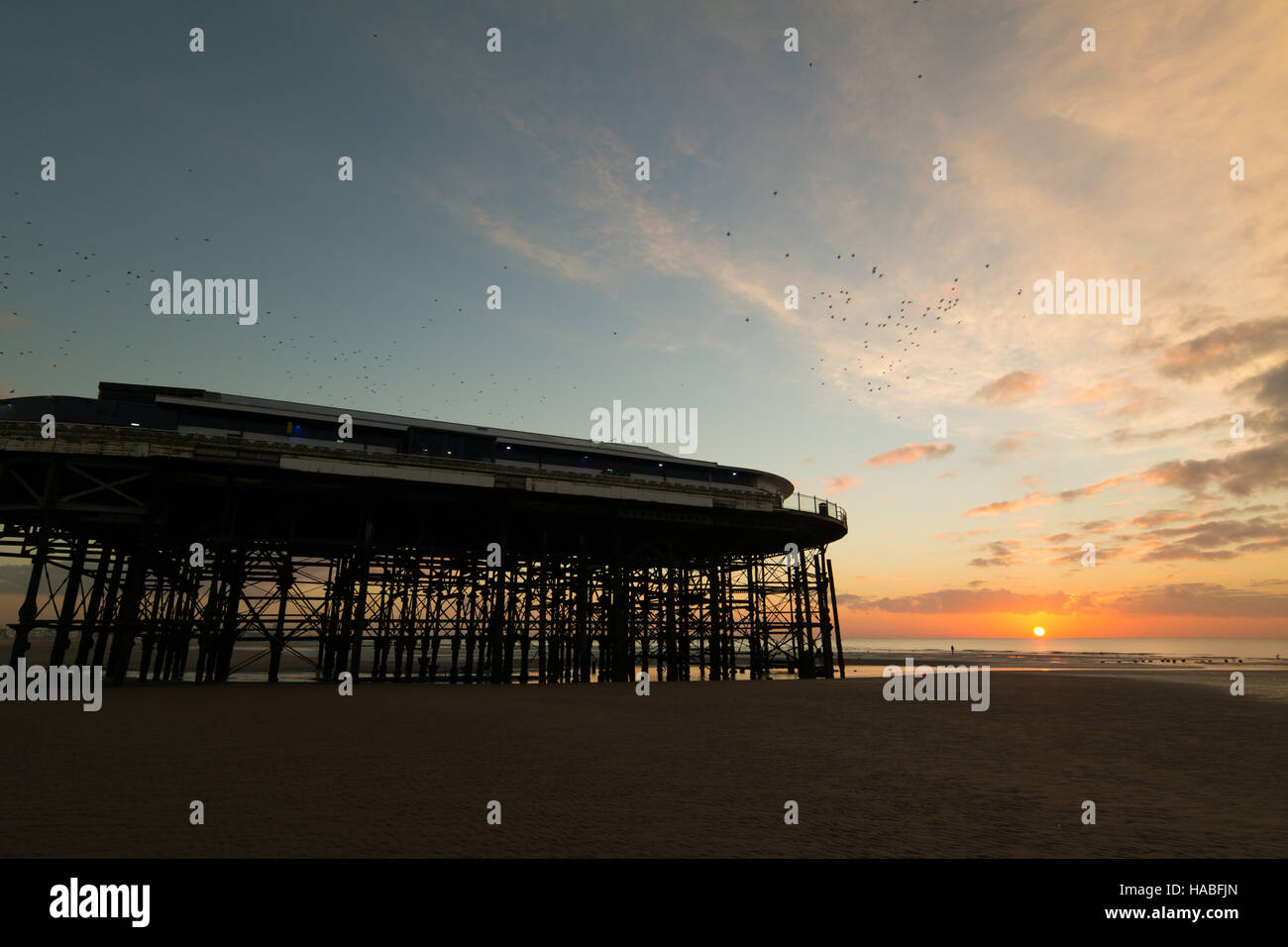 Blackpool, UK. 29. November 2016 Wetter News, einen hellen und kalten Tag in Blackpool, aber einen schönen Sonnenuntergang, den Tag ausklingen lassen. Bildnachweis: Gary Telford/Alamy live-Nachrichten Stockfoto