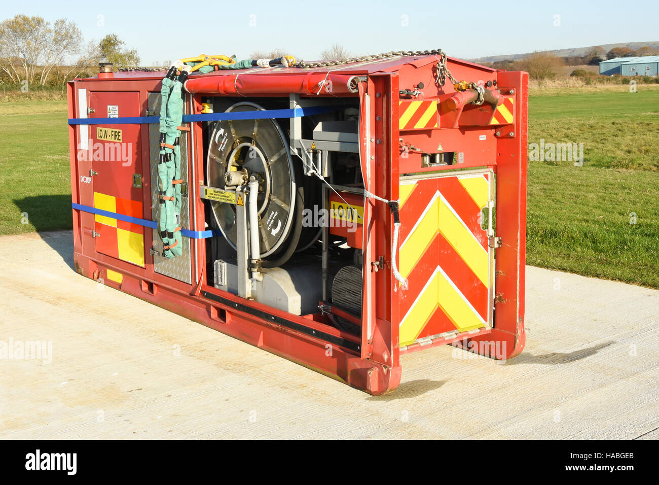 Isle Of Wight Feuer und Rettung Service hohe Volumen Pumpe (HVP) in Sandown Flughafen während des Trainings eine Multi-Agentur. Stockfoto