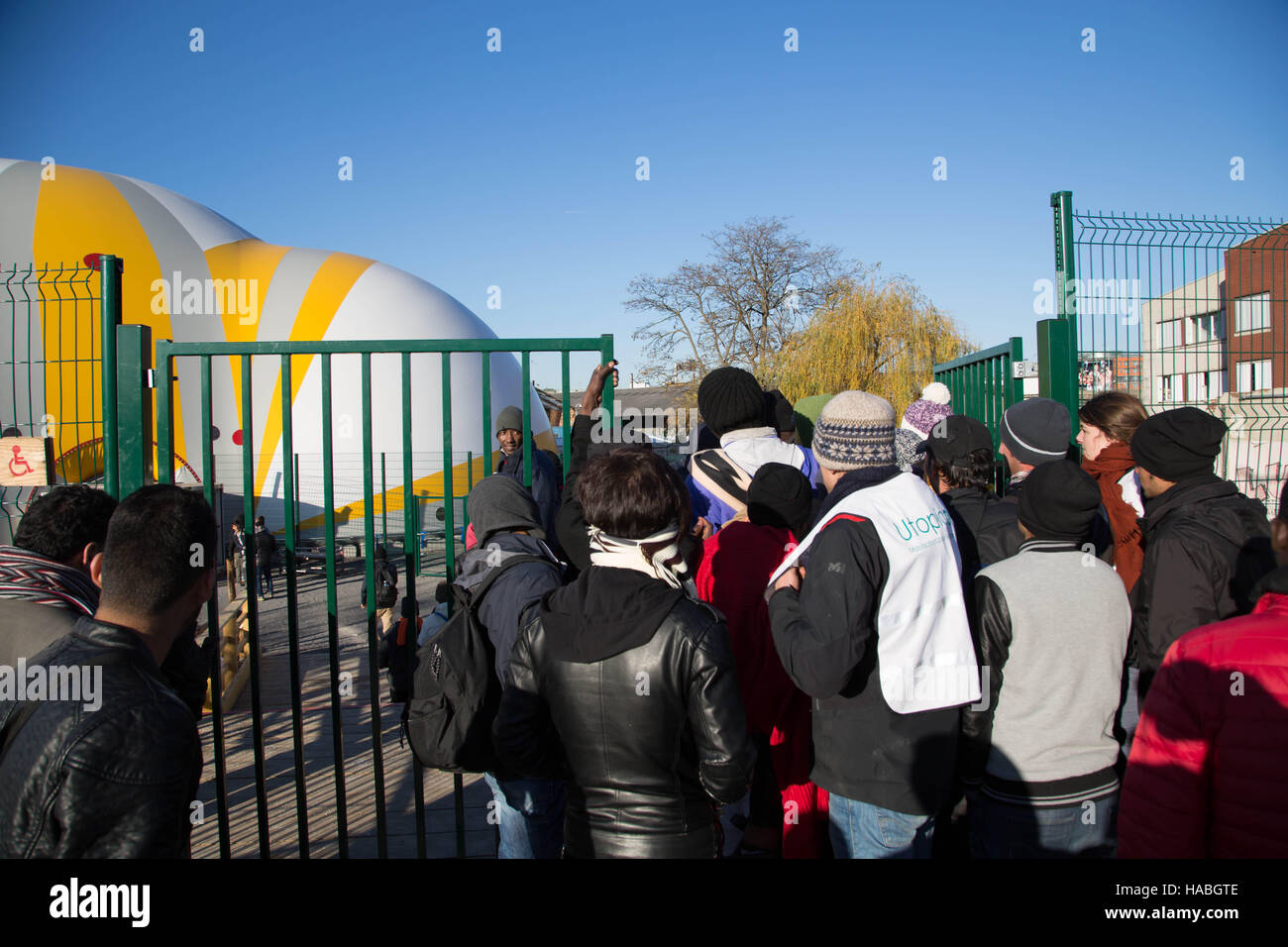 Paris Frankreich 29. November 2016 Migrant Warteschlange ins Camp für Migrantinnen und Migranten in der Nähe von Porte De La Chapelle im Norden von Paris. Bildnachweis: Thabo Jaiyesimi/Alamy Live-Nachrichten Stockfoto