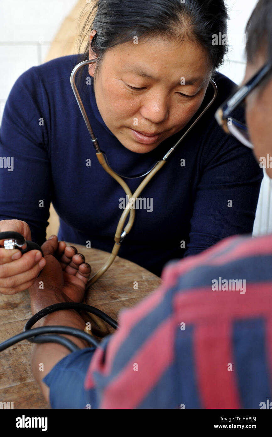 (161130)--KUNMING, 30. November 2016 (Xinhua)--Arzt Yin Zuluan macht eine Prüfung für eine HIV-infizierte Patienten in Guangsong Dorf, Dehong der Dai und Jingpo autonomen Präfektur, der südwestlichen chinesischen Provinz Yunnan, 17. Oktober 2016. Yin Zuluan Familie dachte, sie sei ziemlich stur, als sie sich weigerte, ihre wiederholten Vorschläge zu beenden Sie ihre Arbeit als Arzt in einem abgelegenen Dorf in der Provinz Yunnan betrachten. Seit 19 Jahren hat Yin die meiste Zeit in Guangsong Dorf, Besuch ihrer HIV-positiven Patienten und die Sensibilisierung von den Dorfbewohnern über das tödliche Virus Steuern ausgegeben. Die Stockfoto