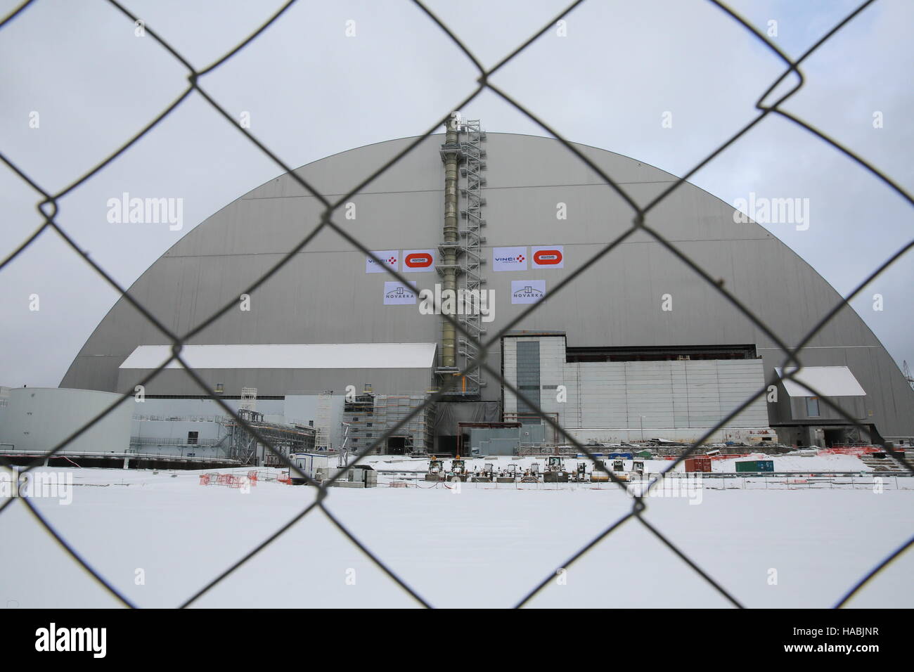 Tschernobyl. 29. November 2016. Foto am 29. November 2016 zeigt die neue Schutzabdeckung über der zerstörten Tschernobyl-Reaktor Nr. 4 im Kernkraftwerk Tschernobyl, 110 Kilometer nördlich von der ukrainischen Hauptstadt Kiew. Ukraine am Dienstag enthüllt eine neue Schutzabdeckung über der zerstörten Tschernobyl-Reaktor Nr. 4, die das Austreten der Strahlung aus dem Gerät während des nächsten Jahrhunderts verhindern würde. Bildnachweis: Chen Junfeng/Xinhua/Alamy Live-Nachrichten Stockfoto