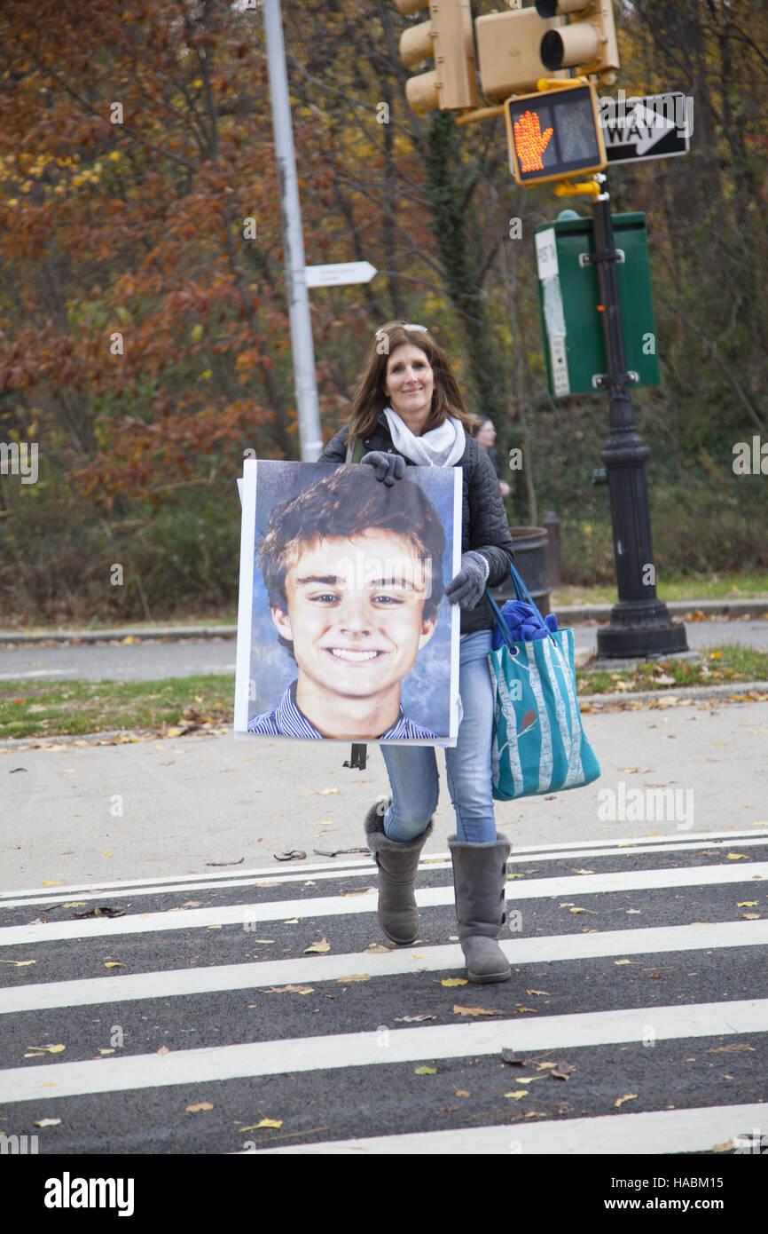 Hingebungsvolle Mutter geht mit einem großen Foto von ihrem Sohn, der sie nur auf der Brooklyn-Marathon im Prospect Park, Brooklyn, NY Verwurzelung war. Stockfoto