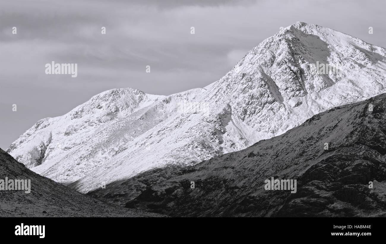 Ein B&W Bild der Aussicht von Glencoe Mountain resort Stockfoto