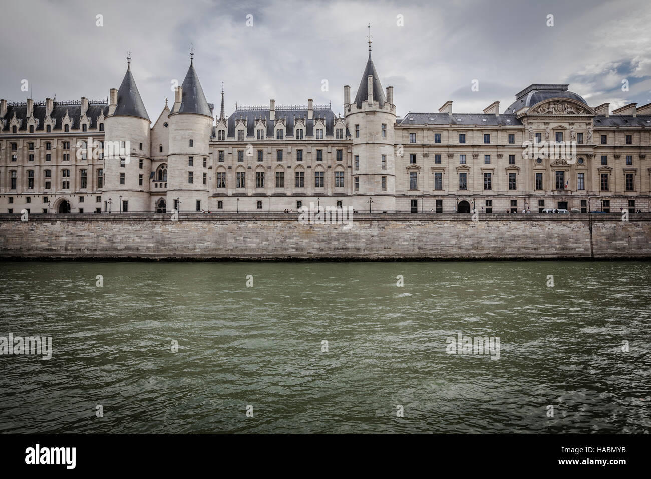 Ansicht der Conciergerie - ehemaliges Gefängnis und ein Teil der alten königlichen Palast am Ufer der Seine in Paris, Frankreich. Stockfoto