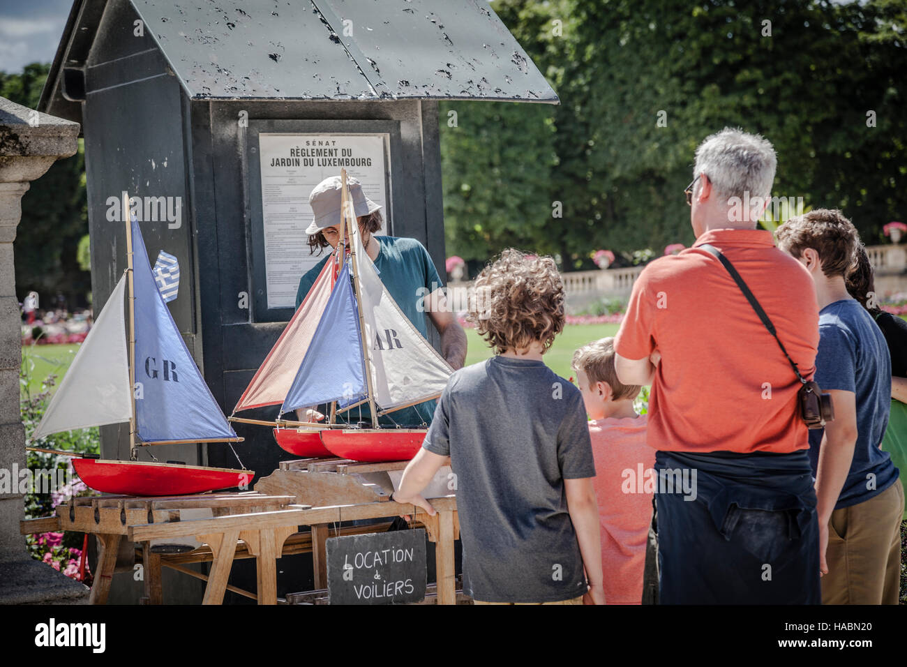 Traditionelle kleine hölzerne Segelschiff im Park Jardin du Luxembourg, Paris, Frankreich Stockfoto