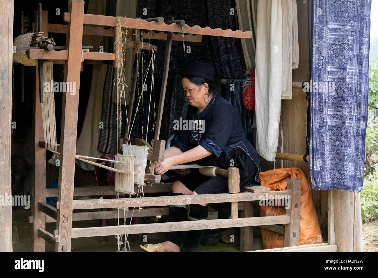 Black Hmong Frau das Weben auf einem Webstuhl in Cat Cat Dorf, Sapa, Vietnam, Asien Stockfoto