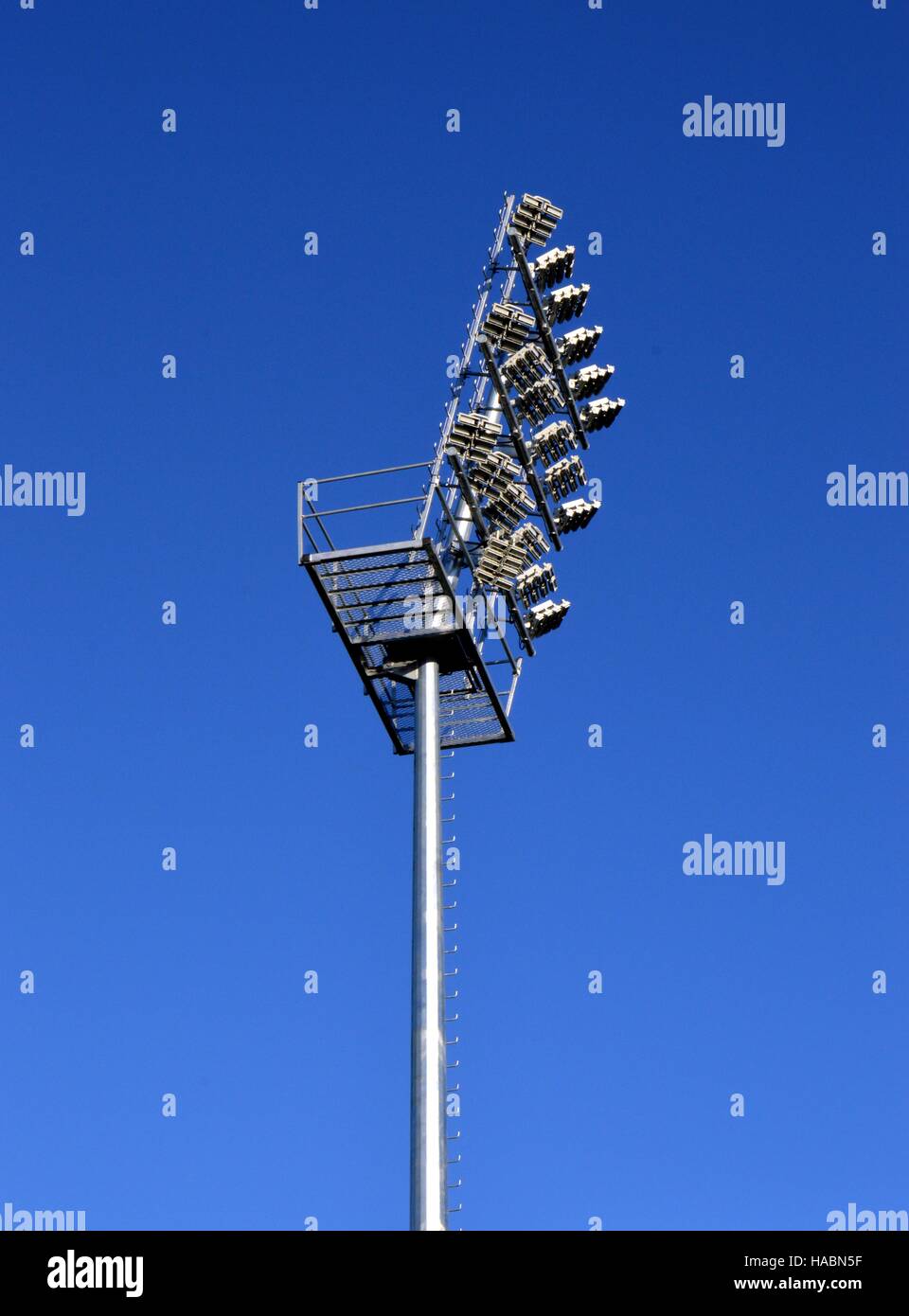 Beleuchtung-Pylon eines Fußballfeldes mit LED-Strahler Stockfoto