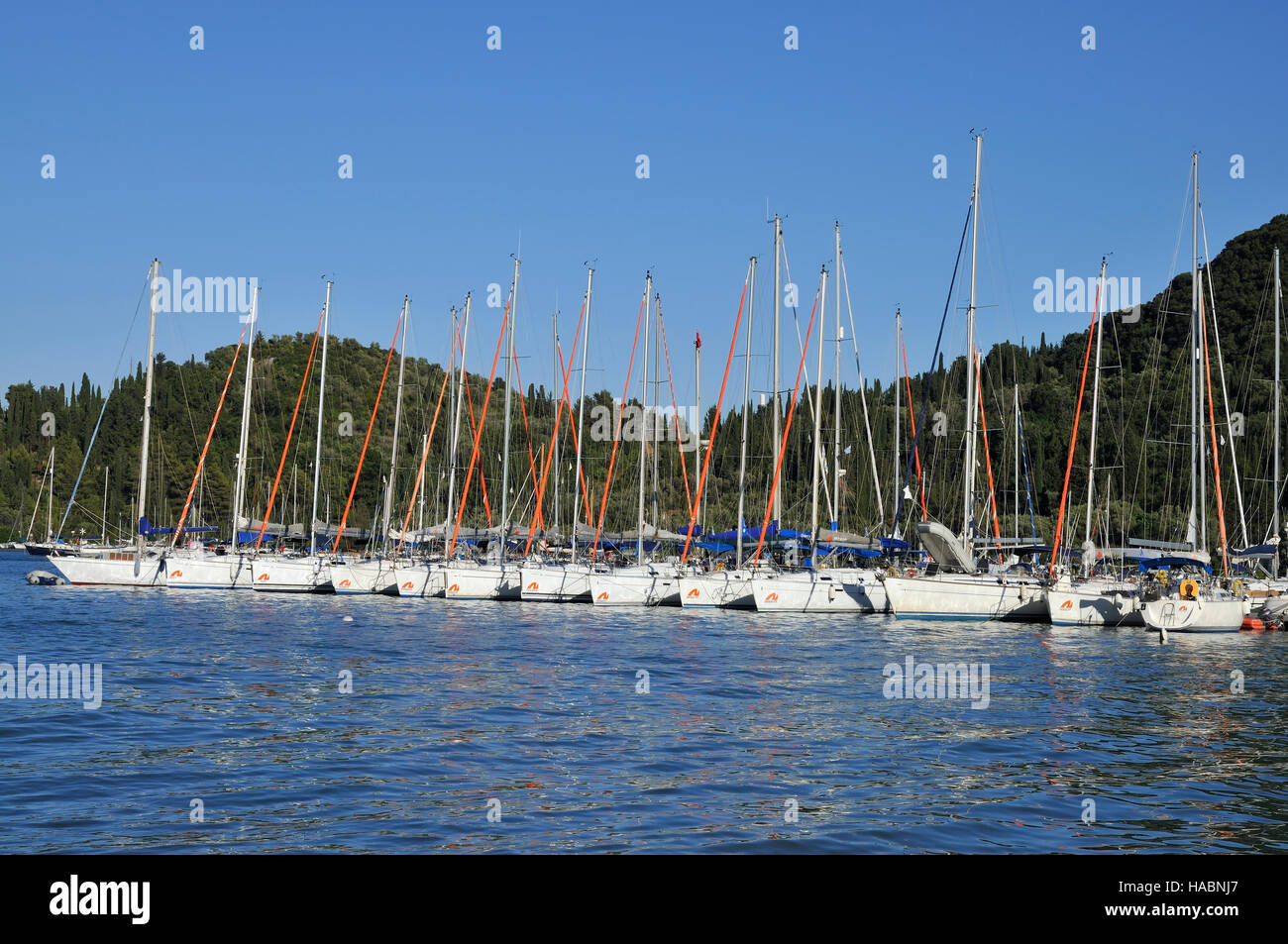 Segelyachten in Nydri Stadt, Insel Lefkada, Griechenland Stockfoto