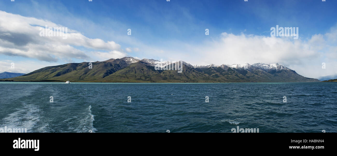 Patagonien, Argentinien, Schifffahrt: ein Tourist Schiff in das kristallklare Wasser des Lago Argentino, im Nationalpark Los Glaciares Stockfoto