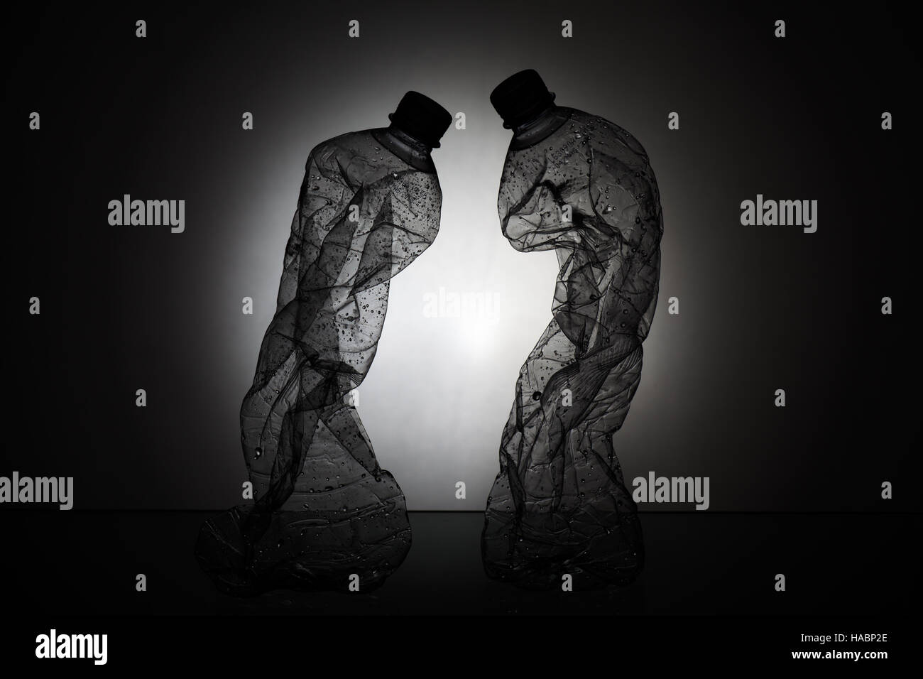 Zwei zerknitterten Plastikflaschen Silhouette Stockfoto