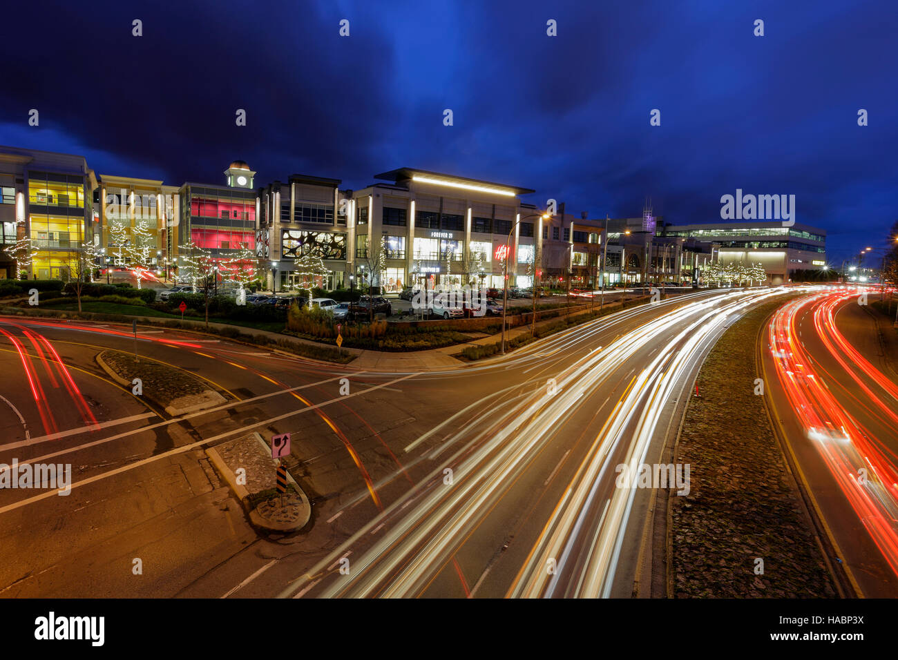 Verkehr am Transcanada Highway und Uptown Shopping Mall in Twilight-Victoria, British Columbia, Kanada. Stockfoto
