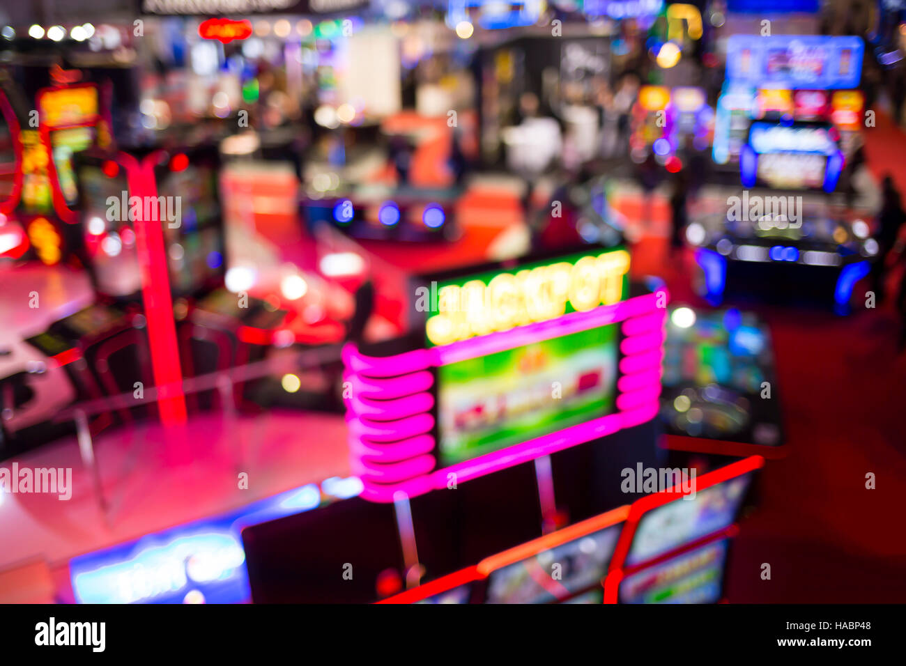 Verschwommenes Bild von Spielautomaten und andere Glücksspiele Ausrüstung in einem Casino. Aus Focus (Bokeh) farbenfrohe und kontrastreiche Bild in einem Casino. Stockfoto