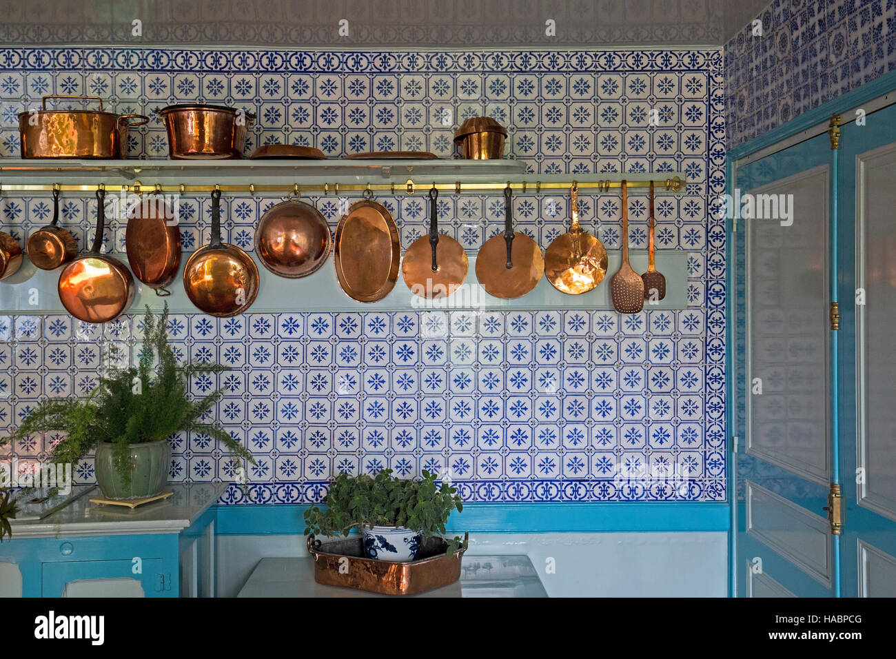 Kupfer Pfannen in Monets Küche in Giverney Stockfoto