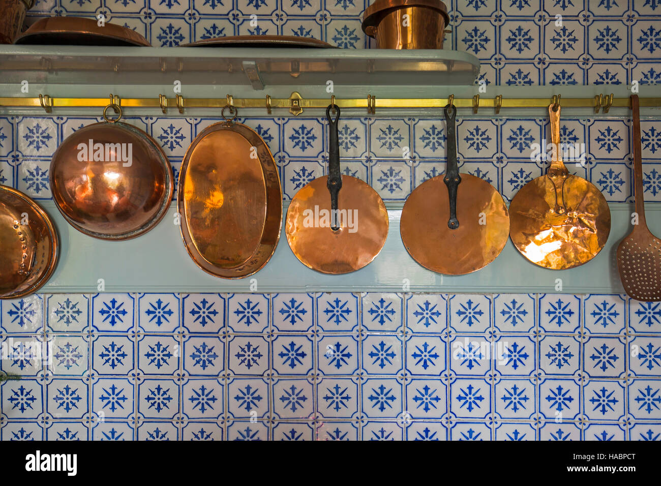 Kupfer Pfannen in Monets Küche in Giverney Stockfoto