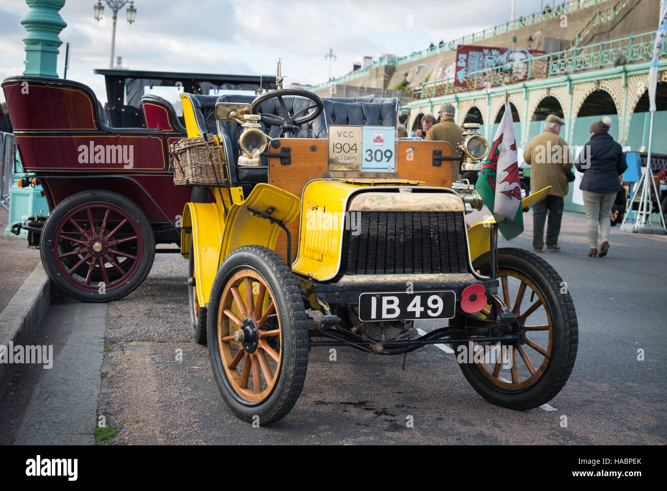 Ein gelbes Alldays drei-Sitzer Auto geparkt in Brighton nach Teilnahme an der Bonhams London, Brighton Veteran Car Run 1904 erbaut. Stockfoto