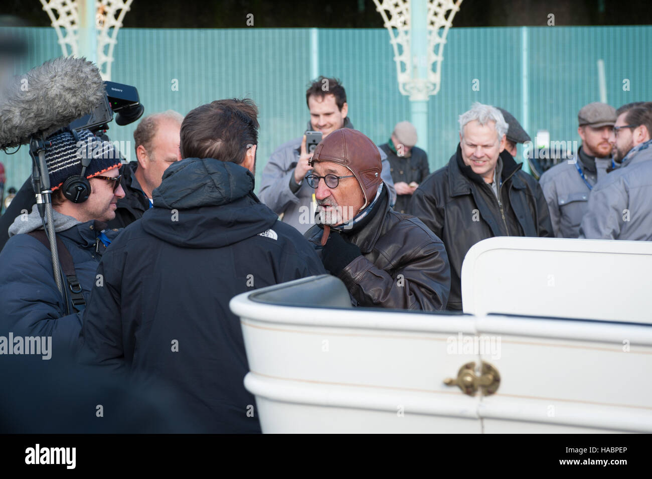 Eddie Jordan, einem ehemaligen Motorsport Teamchef, Geschäftsmann, Musiker und Fernseh-Persönlichkeit, an die Bonhams London, Brighton Veteran Car Run. Stockfoto