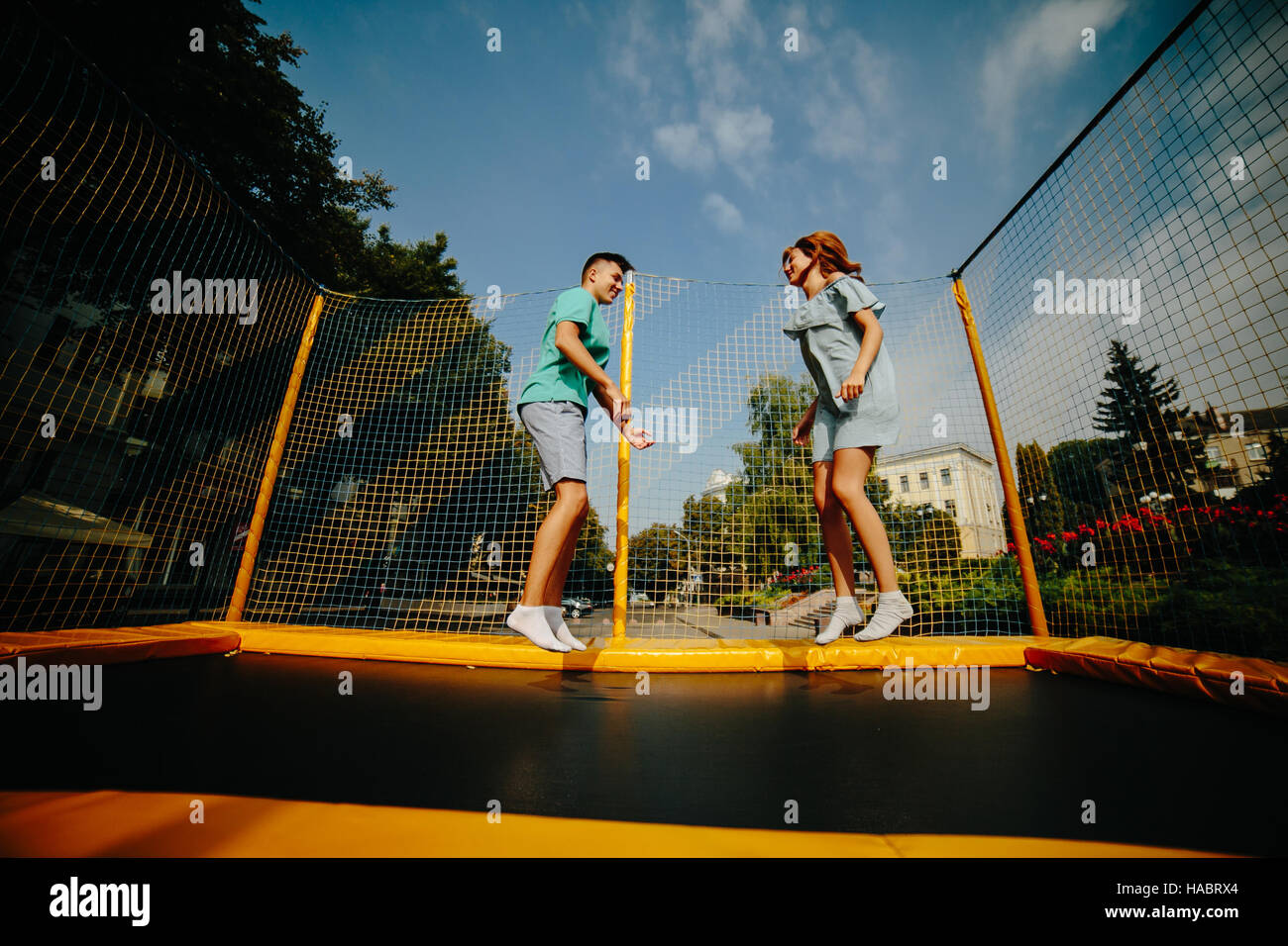 Paar springen auf dem Trampolin im park Stockfoto