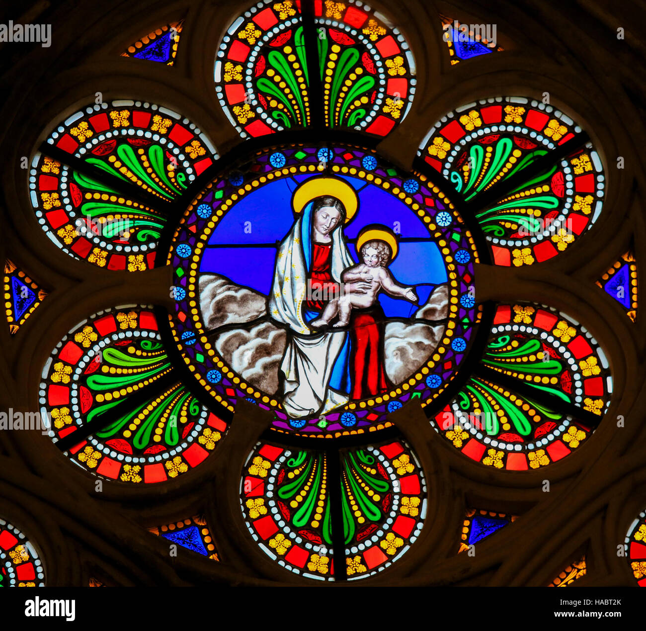 Glasfenster in der Kathedrale von Bayeux, Frankreich, Darstellung Mutter Mary und das Jesuskind Stockfoto