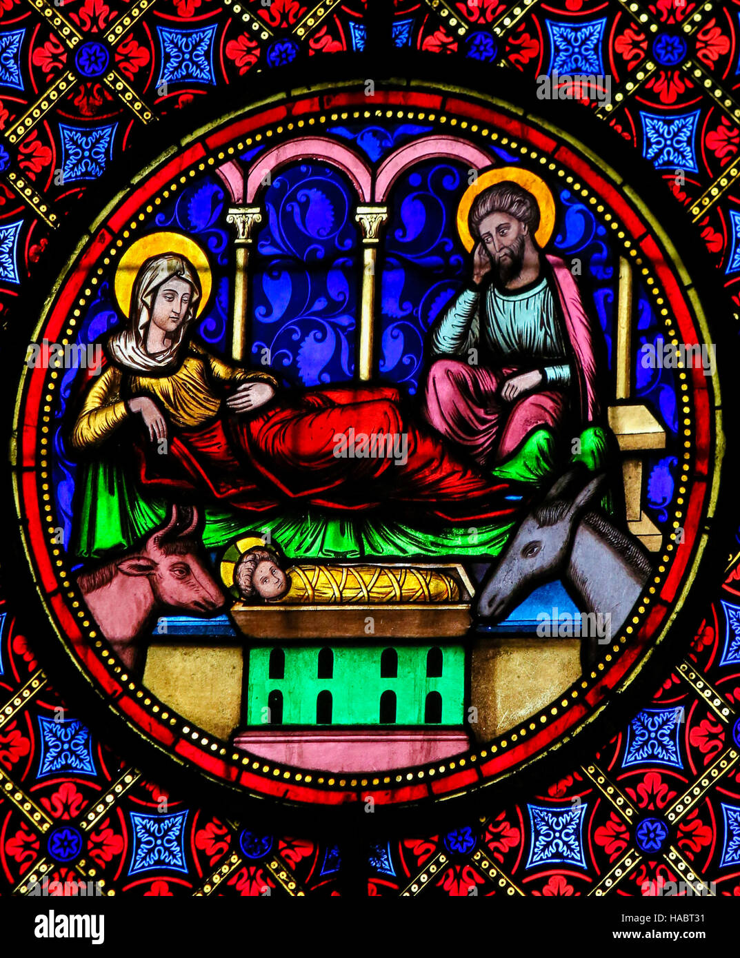 Glasfenster in der Kathedrale von Bayeux, Frankreich, Darstellung einer Krippe zu Weihnachten. Stockfoto