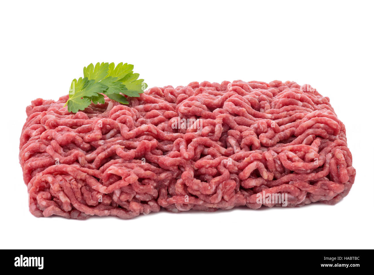 rohes Fleisch mit Beilagen auf einem weißen Hintergrund isoliert Stockfoto
