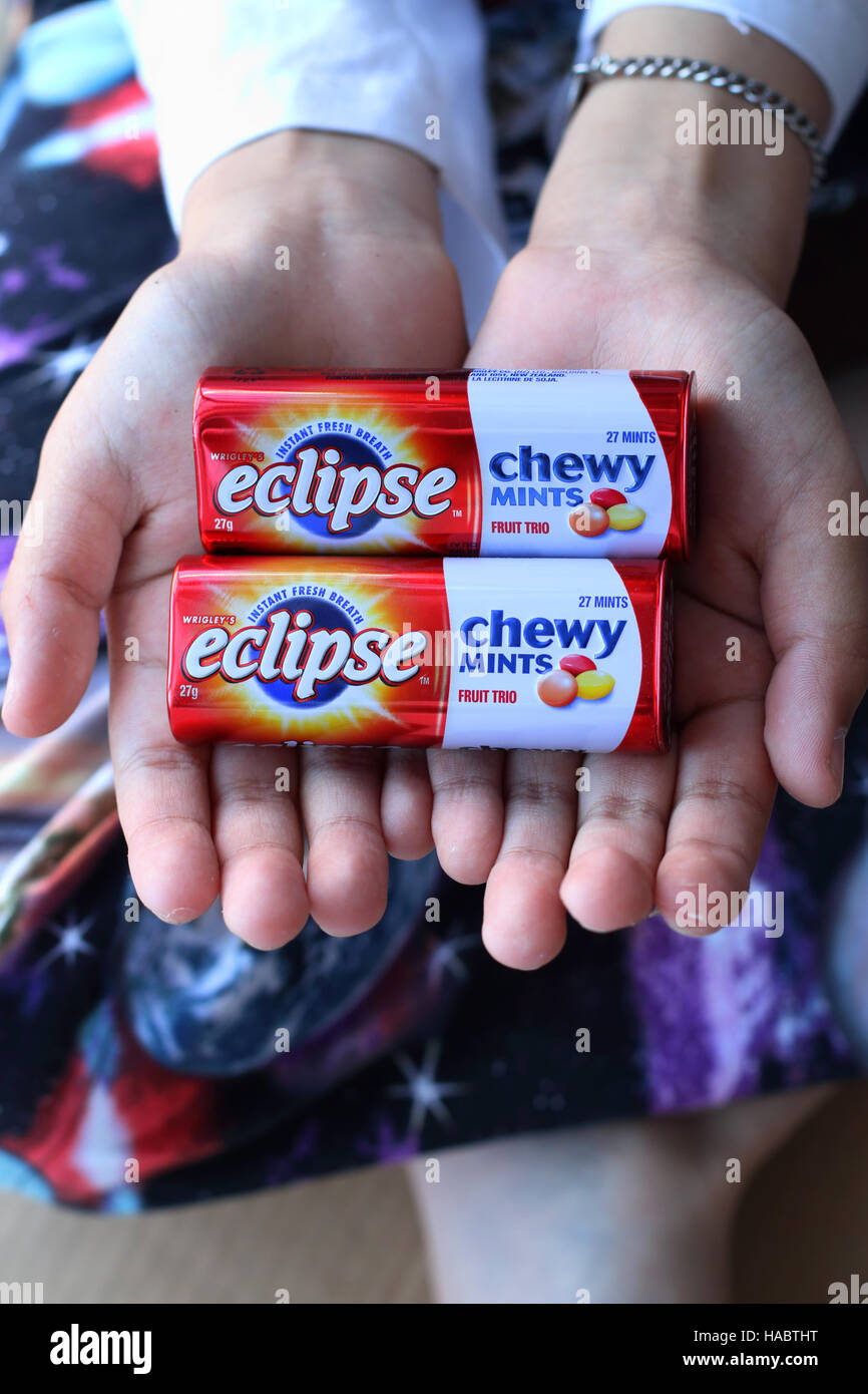Eine Kinderhand australische Eclipse Chewy Mints Stockfoto