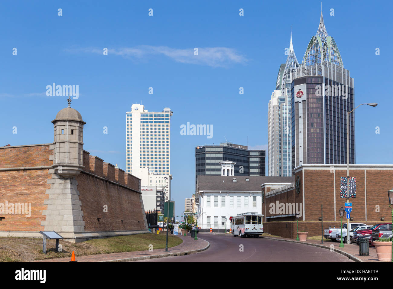 Moderne Wolkenkratzer dominieren die Skyline die Innenstadt, mit Fort Conde auf der linken Seite, in Mobile, Alabama. Stockfoto