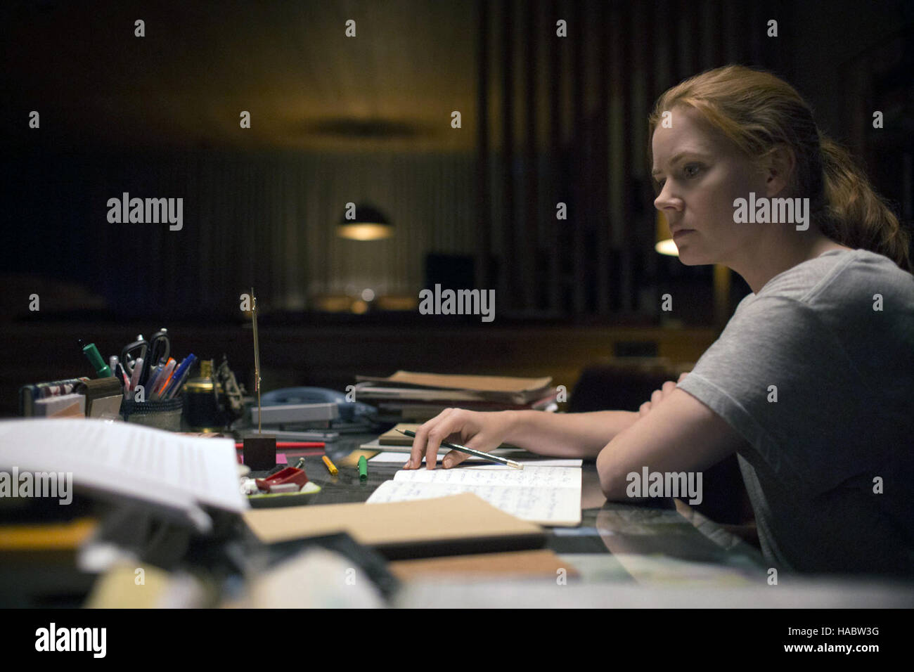 Die Anreise ist eine bevorstehende 2016 amerikanische Science Fiction Drama Film unter der Regie von Denis Villeneuve und geschrieben von Eric Heisserer, basierend auf der Kurzgeschichte "Story of Your Life" von Autor Ted Chiang. Die Hauptrollen, Amy Adams, Jeremy Renner und Forest Whitaker.   Dieses Foto ist nur zu redaktionellen Zwecken und unterliegen dem Copyright von der Filmgesellschaft und/oder der Fotograf von dem Film oder der Firma zugeordnet und kann nur durch Veröffentlichungen im Zusammenhang mit der Förderung der oben genannten Film reproduziert werden. Eine obligatorische Gutschrift auf die Filmgesellschaft ist erforderlich. Der Fotograf sollte auch wenn gutgeschrieben Stockfoto