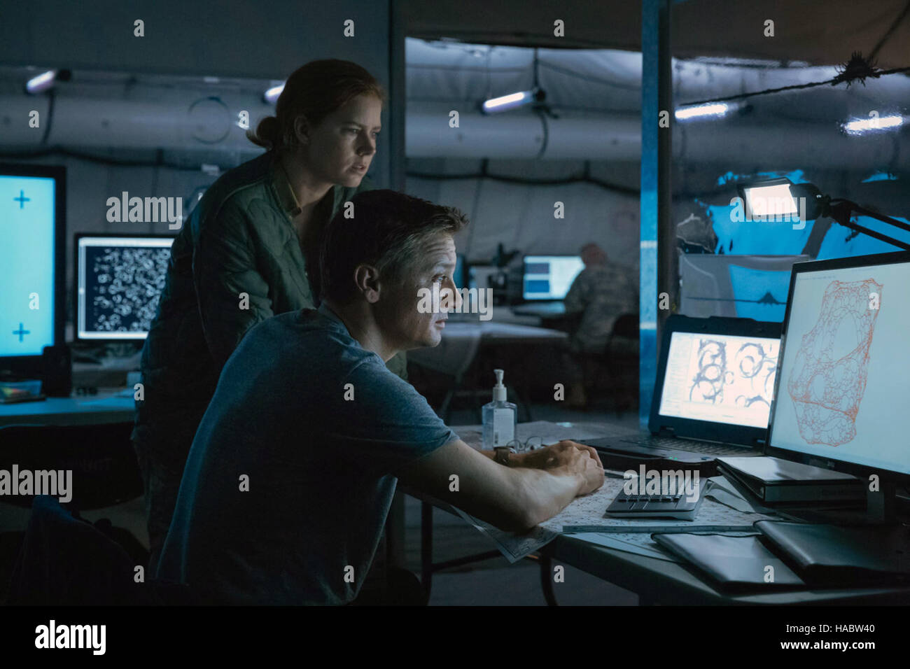 Die Anreise ist eine bevorstehende 2016 amerikanische Science Fiction Drama Film unter der Regie von Denis Villeneuve und geschrieben von Eric Heisserer, basierend auf der Kurzgeschichte "Story of Your Life" von Autor Ted Chiang. Die Hauptrollen, Amy Adams, Jeremy Renner und Forest Whitaker.   Dieses Foto ist nur zu redaktionellen Zwecken und unterliegen dem Copyright von der Filmgesellschaft und/oder der Fotograf von dem Film oder der Firma zugeordnet und kann nur durch Veröffentlichungen im Zusammenhang mit der Förderung der oben genannten Film reproduziert werden. Eine obligatorische Gutschrift auf die Filmgesellschaft ist erforderlich. Der Fotograf sollte auch wenn gutgeschrieben Stockfoto