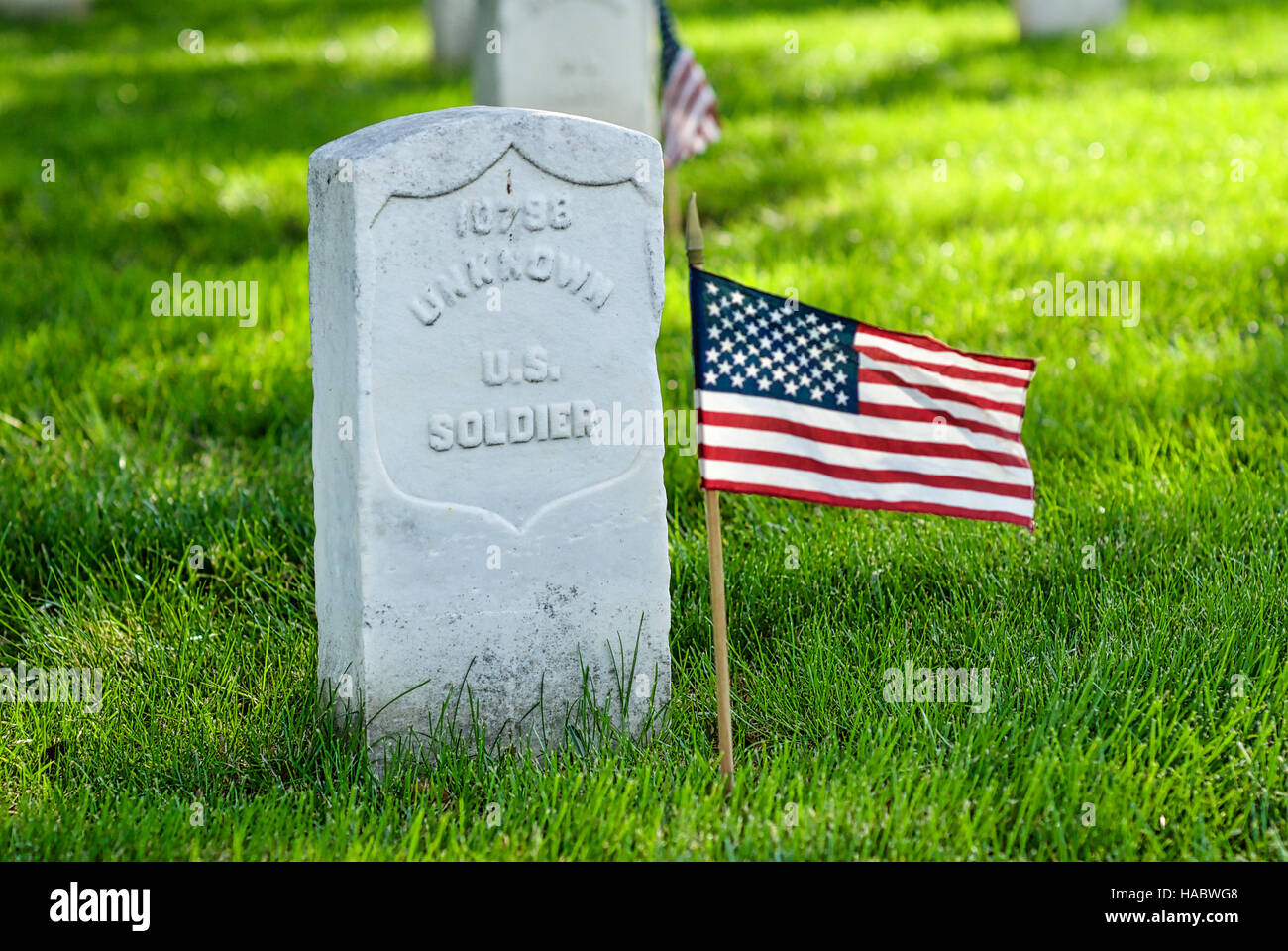 Nahaufnahme von "Unbekannten US Soldier" Grabstein und Flagge am Nationalfriedhof Arlington, Virginia, USA, am Memorial Day Wochenende. Stockfoto