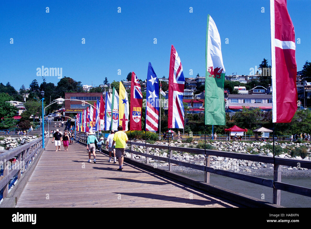 White Rock, BC, Britisch-Kolumbien, Kanada, bunte Banner der provinziellen Flaggen angezeigt auf White Rock Pier entlang der Semiahmoo Bay Stockfoto