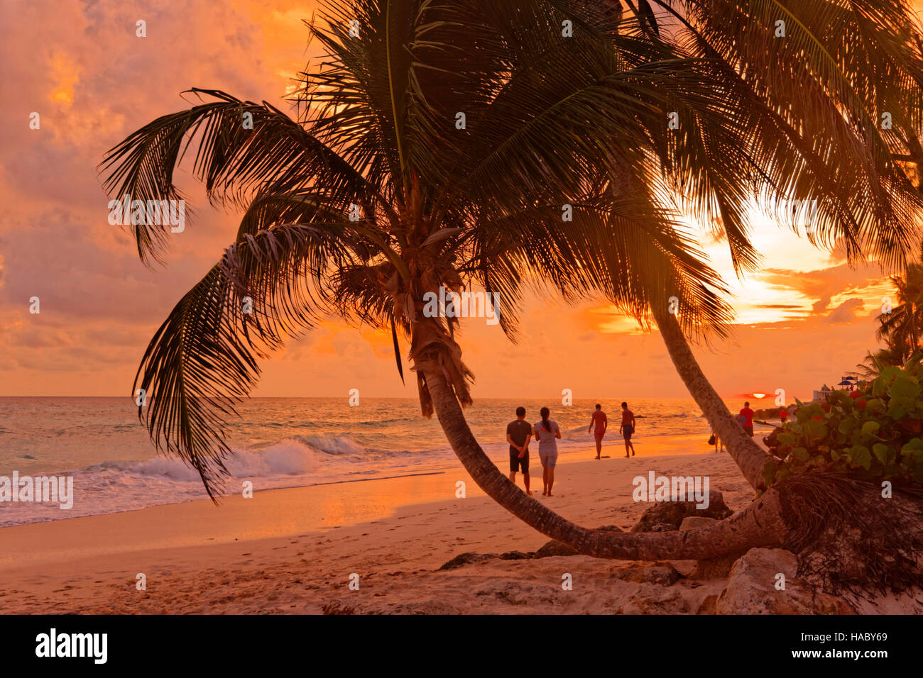 Sonnenuntergang am Strand von Dover, St. Lawrence Gap, Südküste, Barbados, Karibik. Stockfoto