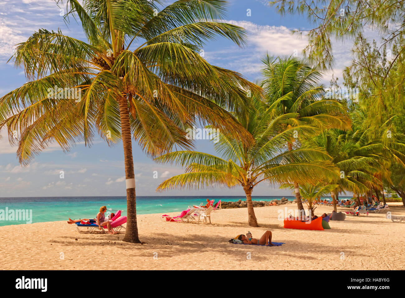 Dover Beach vor dem Southern Palms Hotel, St. Lawrence Gap, Barbados, Karibik. Stockfoto