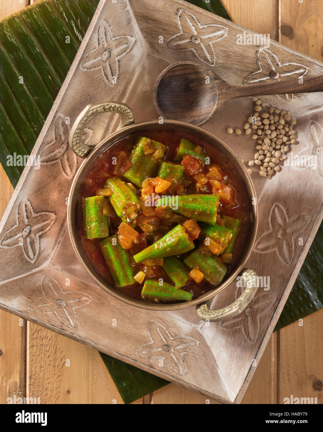 Bhindi Masala. Okraschoten in würziger Tomatensauce. Indien-Essen Stockfoto