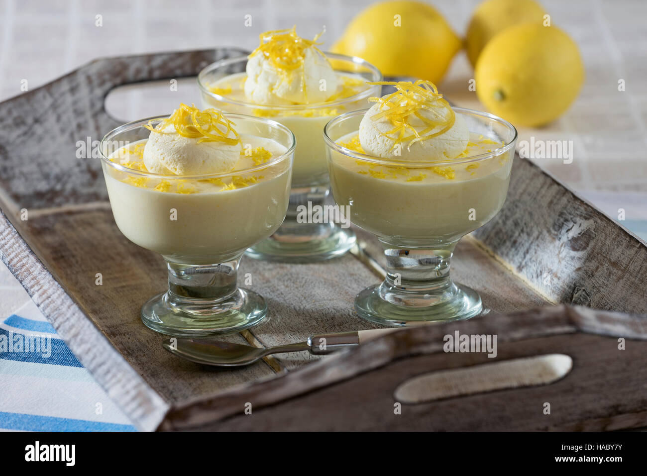 Citronfromage. Dänische Zitronen Mousse. Skandinavische Lebensmittel Stockfoto