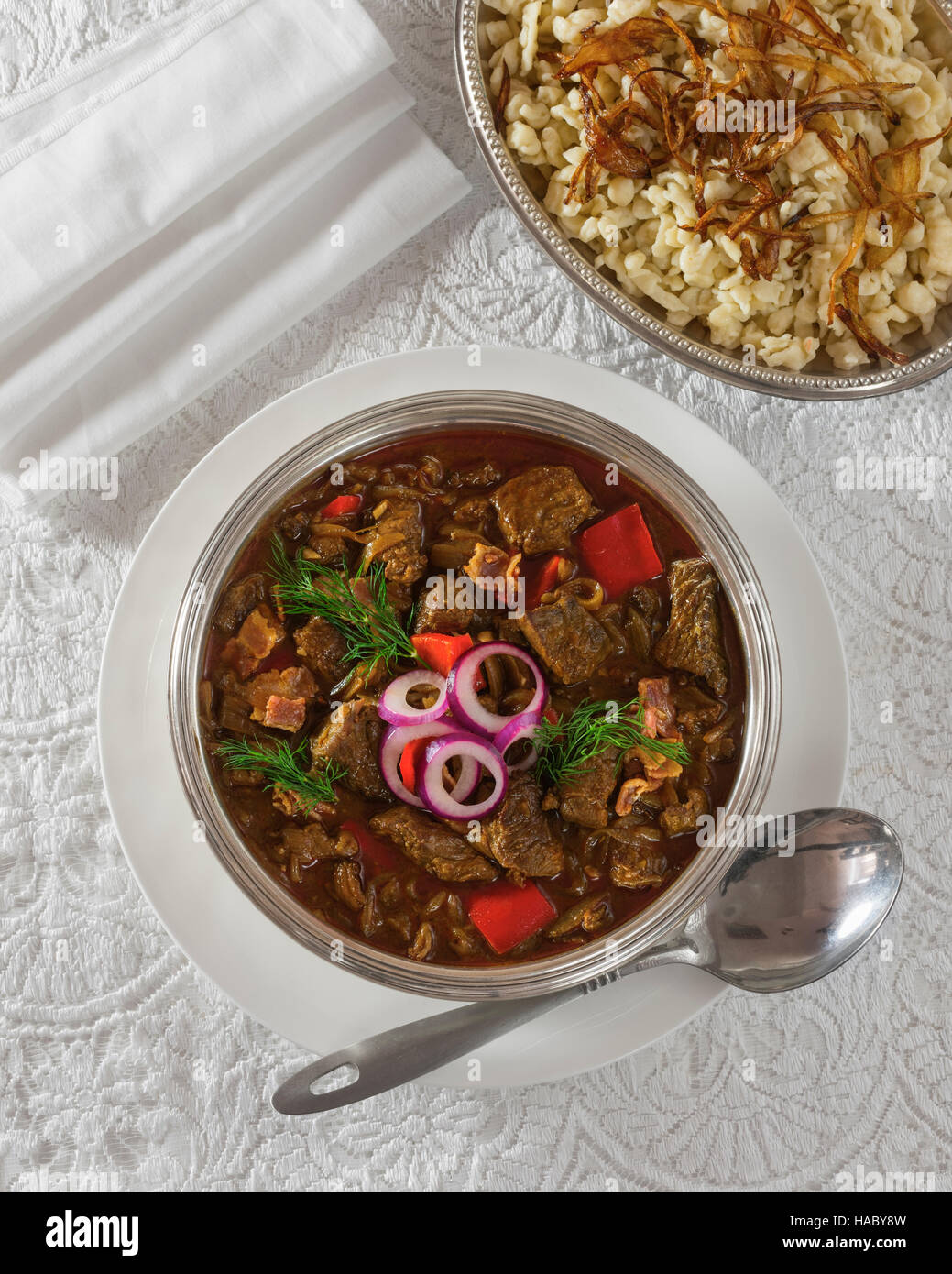 Tokány. Ungarische Rindfleisch und Paprika-Eintopf mit Spätzle. Ungarn ...