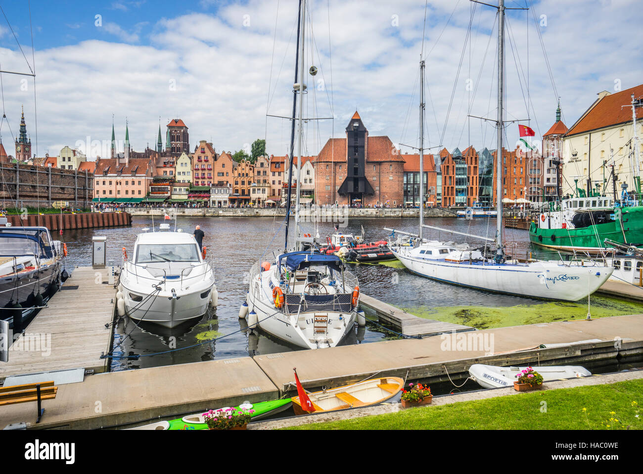 Polen, Pommern, Gdansk (Danzig), Blick auf der langen Brücke und der Mottlau Uferpromenade mit der berühmten mittelalterlichen Hafenkran Stockfoto